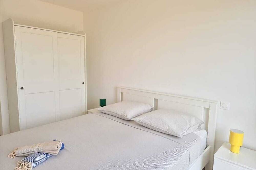 Entire apartment, Modern, Brand-New Apartment with Ac & Rooftop Pool – Walk to Beach & Port in Saint-Laurent-du-Var, Mediterranean Coast (France)