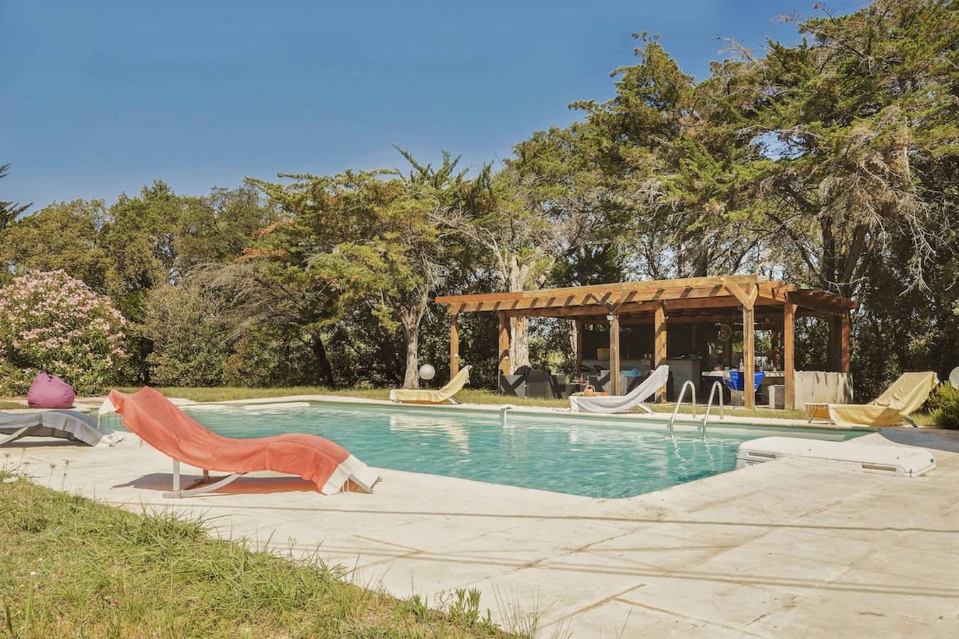 Villa Jeanne in Linguizzetta, Corte und Umgebung