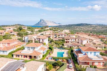 Gîte pour 4 personnes, avec balcon/terrasse ainsi que piscine et balcon à Monte Petrosu