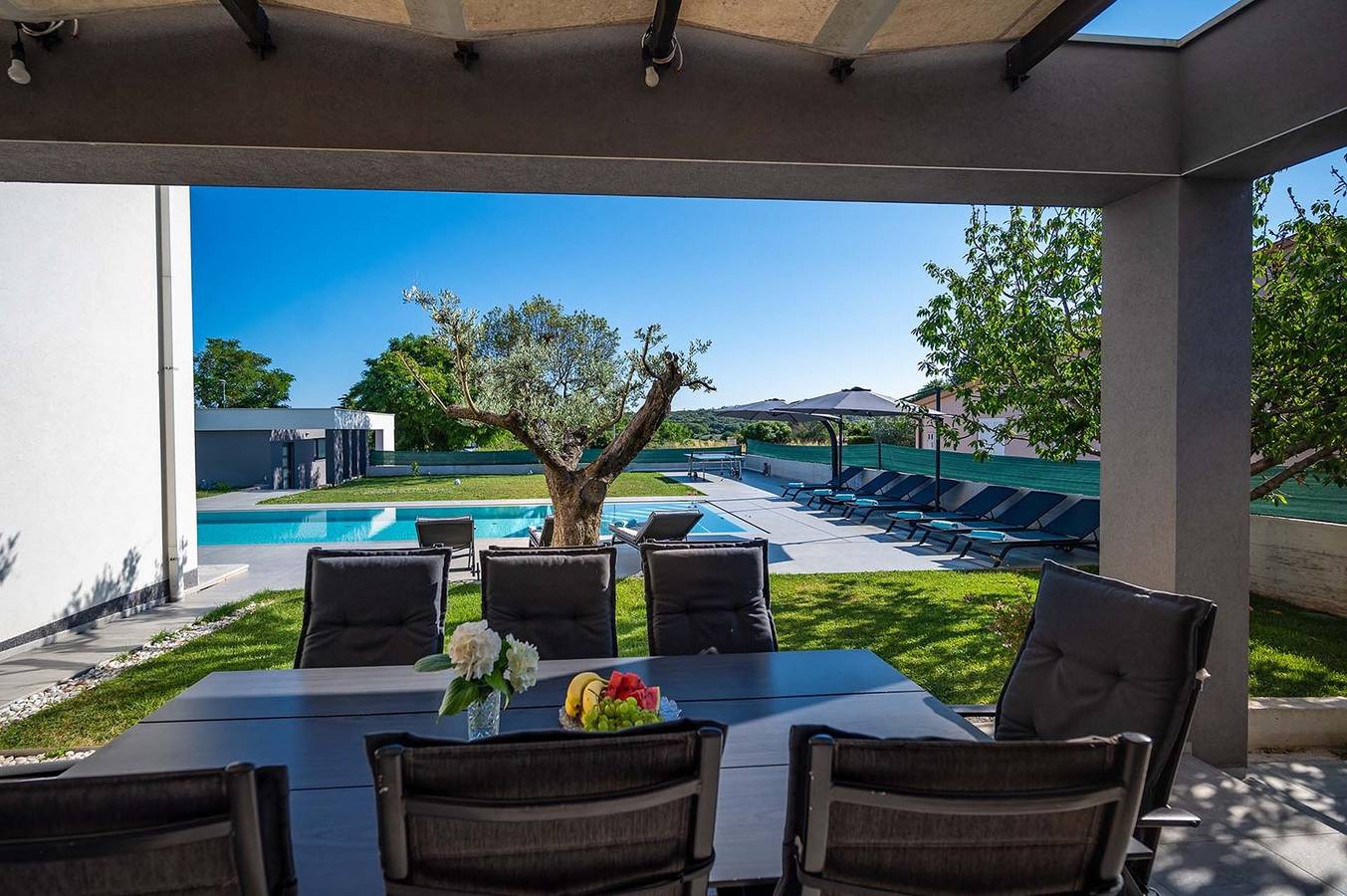 Eine moderne, sowie geräumige und elegante Villa mit Pool in Pula mit zwei fein dekorierten Wohnungen, die mit einer Innentreppe verbunden sind. in Pula-Medulin, Pula