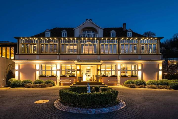 Hotel, mit Whirlpool und Terrasse sowie Garten und Pool in Bad Sobernheim