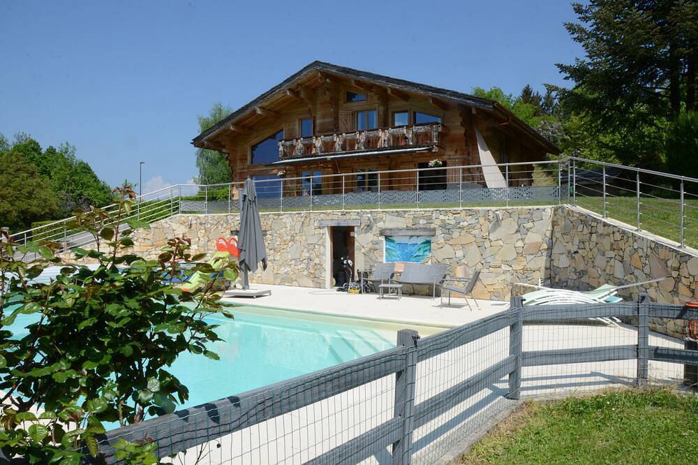 Grand chalet savoyard piscine, sauna  a 15 mn du lac d Annecy,au pied  du Semnoz in Viuz-la-Chiésaz, Parc naturel régional du Massif des Bauges