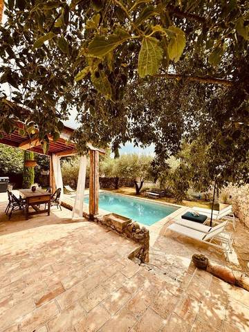 Gîte pour 6 personnes, avec vue ainsi que piscine et jardin à Aubussargues
