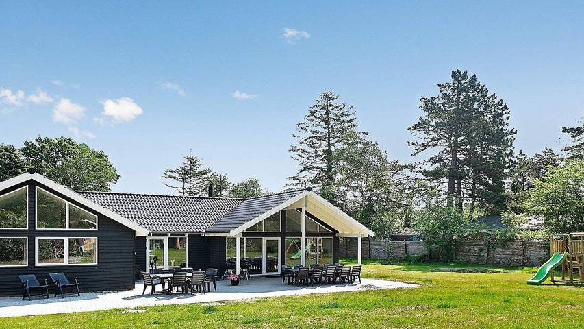 Ferienhaus für 18 Personen, mit Whirlpool und Pool sowie Terrasse und Sauna an der Kattegat Küste