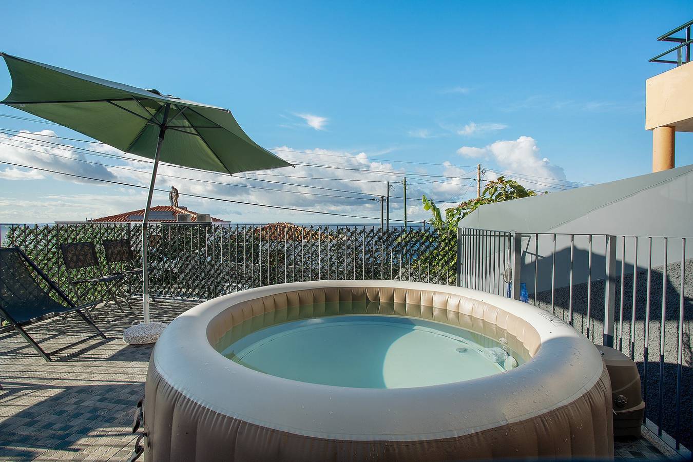 Ferienhaus 'Casa Do Tempo Com Jacuzzi' mit Meerblick, Wi-Fi und Klimaanlage in Pináculo, Ribeira Brava