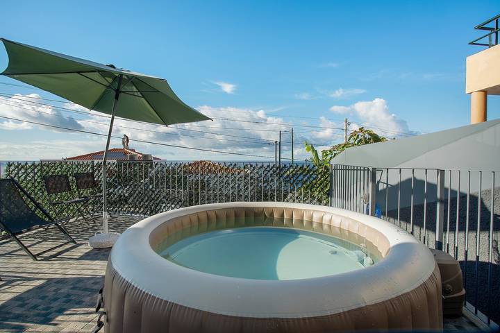 Location de vacances pour 4 personnes, avec Balcon ainsi que Jacuzzi et Jardin à Ribeira Brava