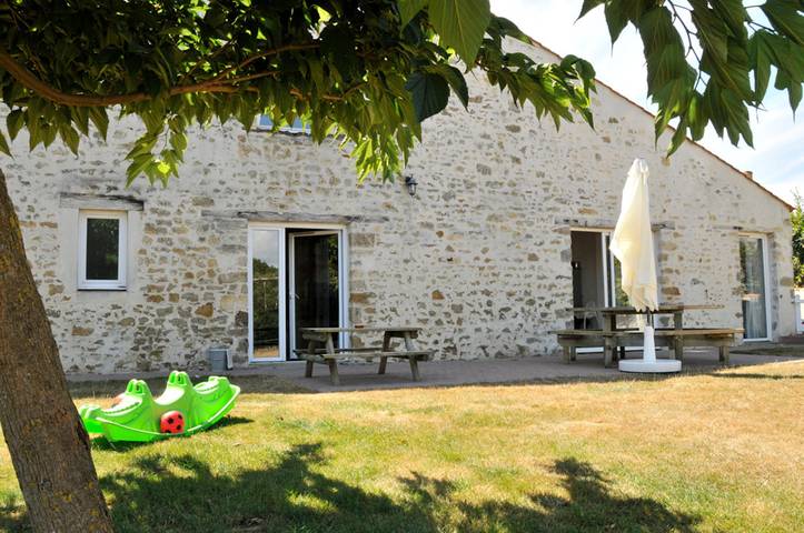 Gîte pour 9 personnes, avec terrasse ainsi que piscine et jardin à Saint-Hilaire-la-Forêt