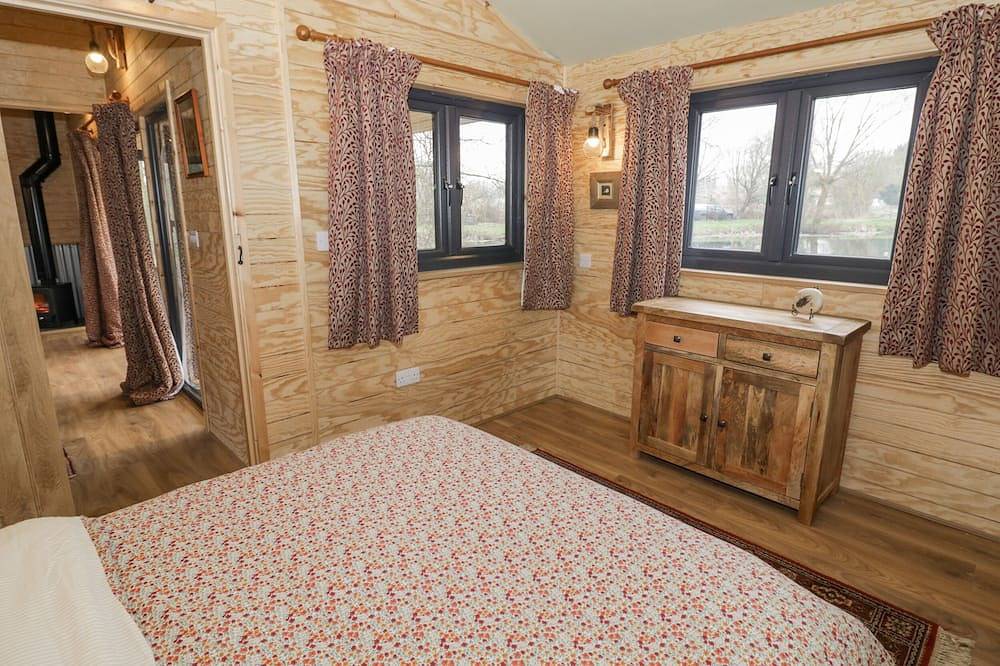 Willow, pet friendly, with hot tub in Dunchurch in Bourton And Draycote, Warwickshire