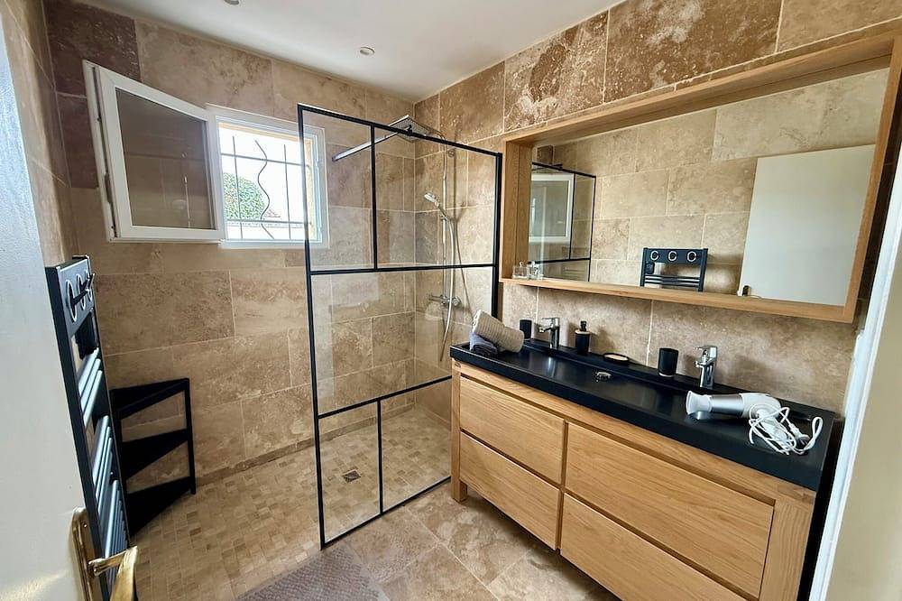 Air-Conditioned House with Private Garden in Le Thor, pets are welcome. in Le Thor, Vaucluse