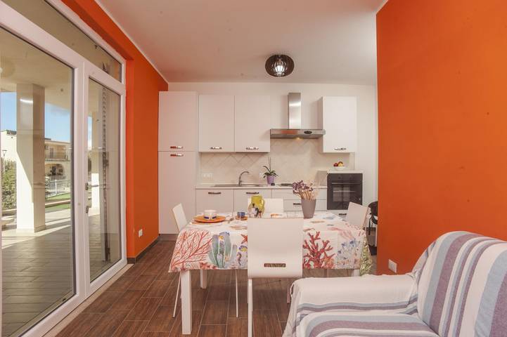 Appartement entier, Appartement calme "Appartamento 3" avec vue sur les montagnes, terrasse, jardin et climatisation. in Sant'Anna Arresi, Sulcis Iglesiente