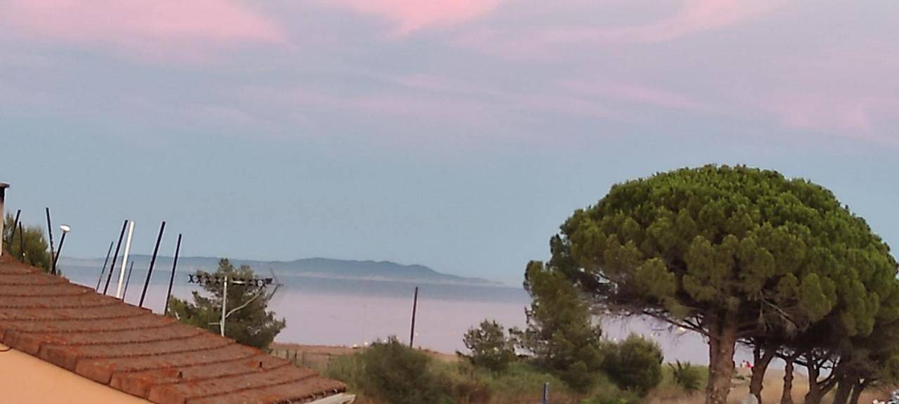 Appartement de vacances entier, Chambre avec tropezienne vue mer à l'Ayguade ,climatisée ,parking gratuit et proche aéroport in l'Ayguade, Hyeres