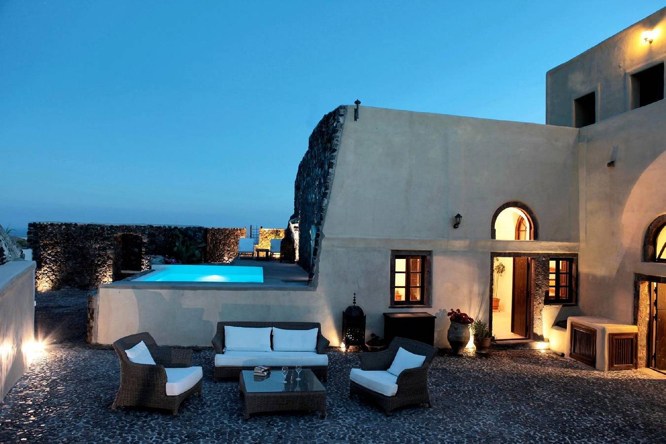 Prachtvolles Herrenhaus mit Terrasse, riesigem Hof und Infinity-Pool über den Dächern der Stadt in Megalochori, Santorin