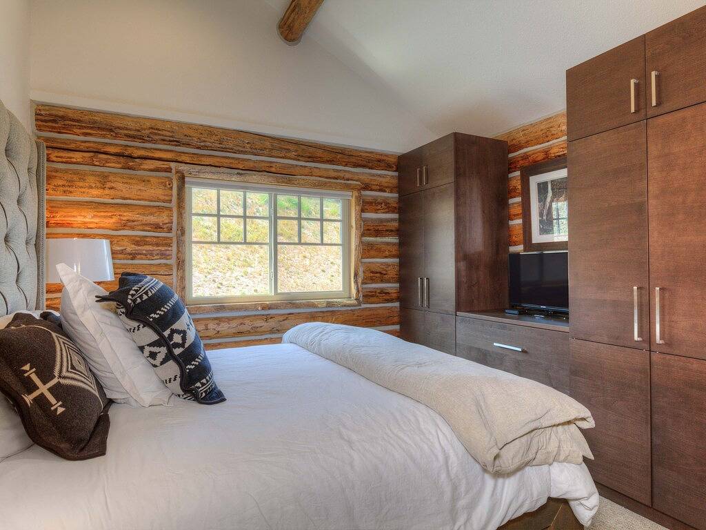Ski-in/out Shooting Star Cowboy Heaven Cabin w/Mtn Modern Decor, Views, Hot Tub in Big Sky Mountain Village, Big Sky