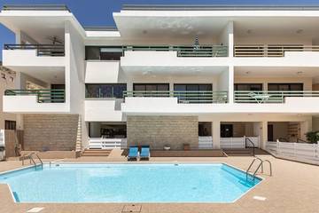 Gîte pour 4 personnes, avec piscine dans Oróklini