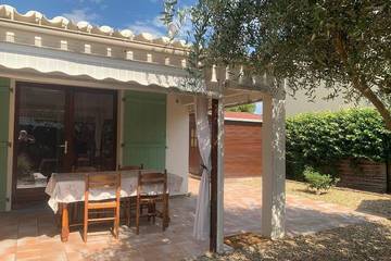 Gîte pour 4 personnes, avec terrasse ainsi que piscine et jardin à Saint-Laurent-d'Aigouze