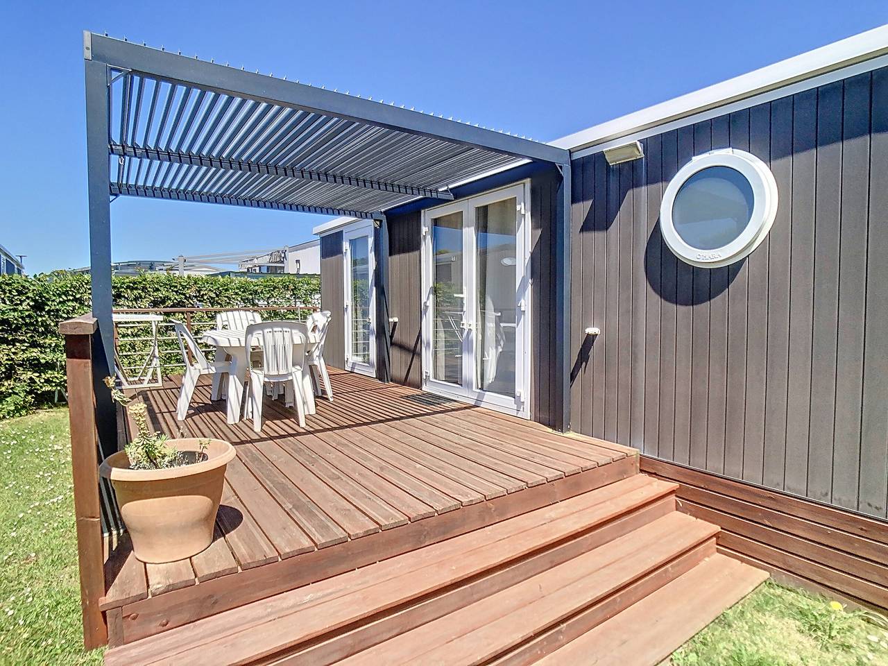 Mobil-home Grand Confort à 200m de la plage avec piscine chauffée, 4 pers, terrasse, parking in Jullouville, Côte de la Déroute
