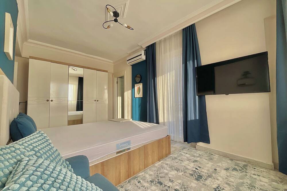 Entire apartment, Sea & Pine Escape Lara Beach, 3 Bedrooms, Tv and Ac in every room, Seaview in Antalya, Antalya Province