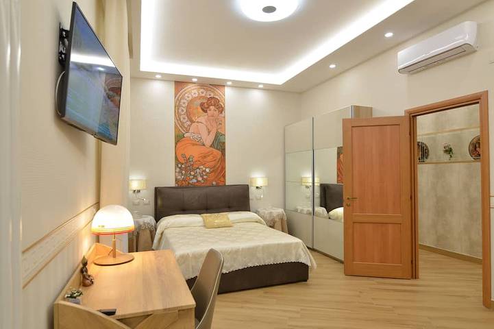 Entire apartment, Very comfortable apartment just minutes from the Royal Palace of Caserta in Caserta, Caserta Province