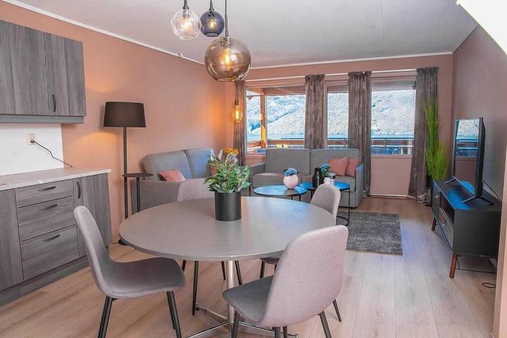 Ferienwohnung für 6 Personen, mit Balkon und Terrasse sowie Ausblick in Etne