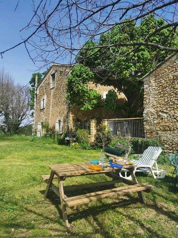 Gîte pour 4 personnes, avec vue ainsi que terrasse et piscine à Puyméras
