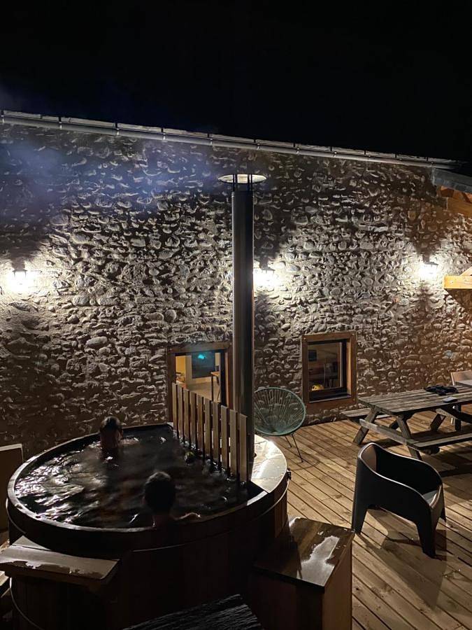 Gîte pour 12 personnes, avec jardin ainsi que sauna et vue dans Camous