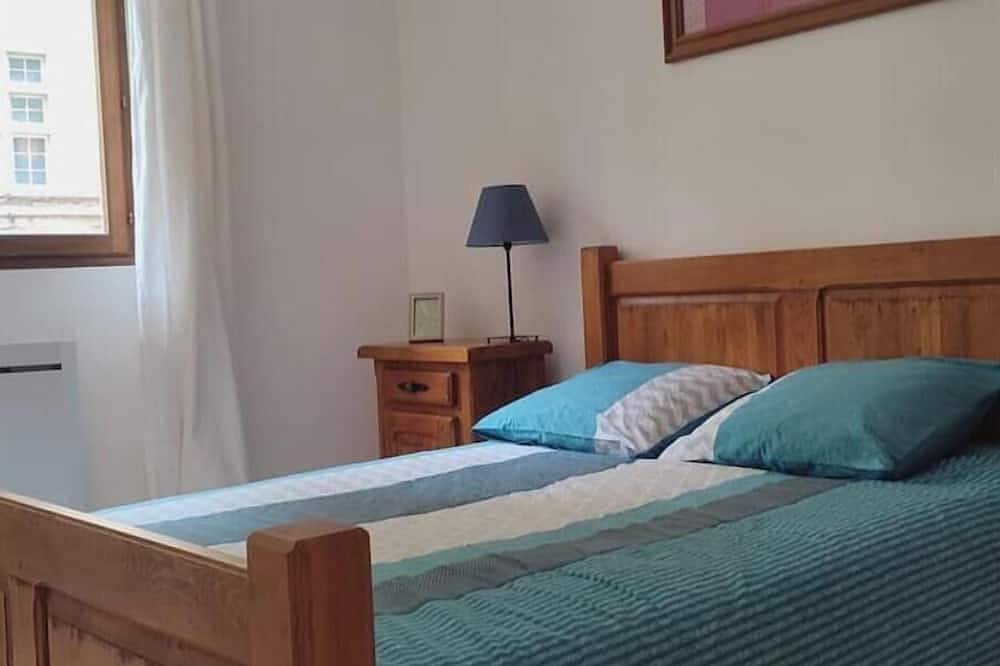 Maison de village face au château  Animaux de compagnie acceptés in La Côte-Saint-André, Région de Vienne