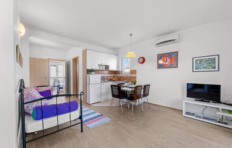 Ganze Ferienwohnung, Gemütliche Ferienwohnung mit WLAN und Terrasse, 2 km vom Fluss Krka entfernt in Raslina, Šibenik-Knin
