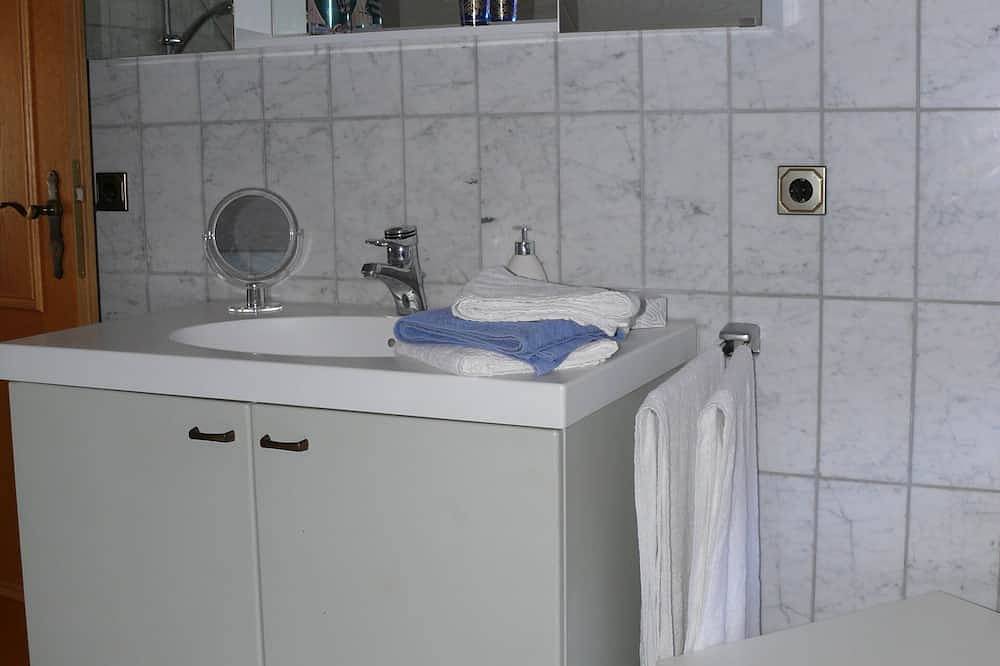 Apartamento entero, 2 habitaciones, cocina, baño (equipamiento completo), terraza. in Weiskirchen, Saar-Nahe-Bergland