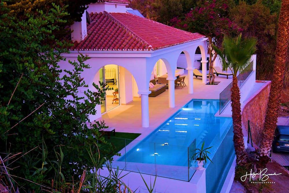 Villa Bugenvilla in Meeresnähe mit herrlichem Blick auf das Mittelmeer in Torre de Benagalbón, Rincón de la Victoria