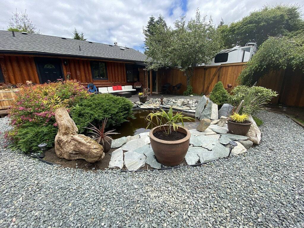 Ein echtes Westküstenerlebnis 3-Zimmer-Blockhaus auf privater Fläche. in Sooke, Vancouver Island