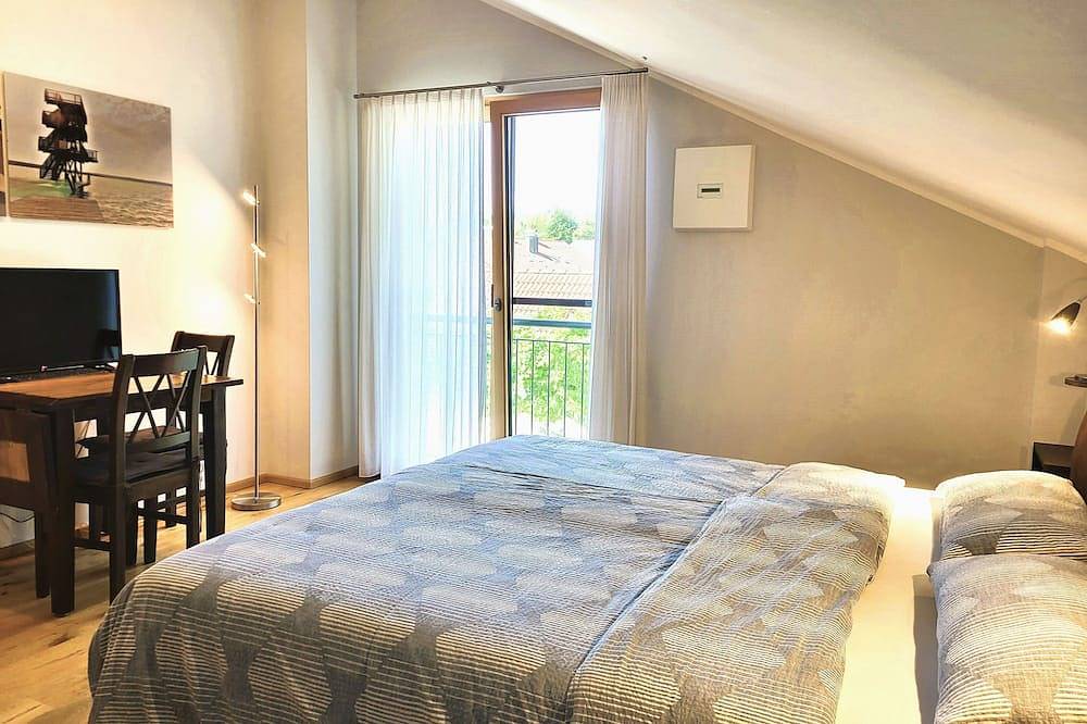 Ganze Wohnung, Großzügige Fewo im Dachgeschoß - zu Fuß zum See - Utting am Ammersee in Utting, Ammersee