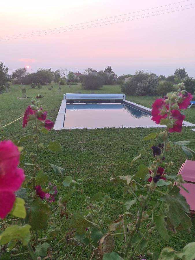 Gîte pour 4 personnes, avec vue ainsi que jardin et piscine à Gazaupouy