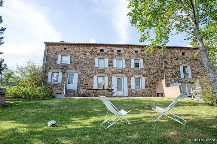 Gîte pour 10 personnes, avec Terrasse ainsi que Jardin et Vue