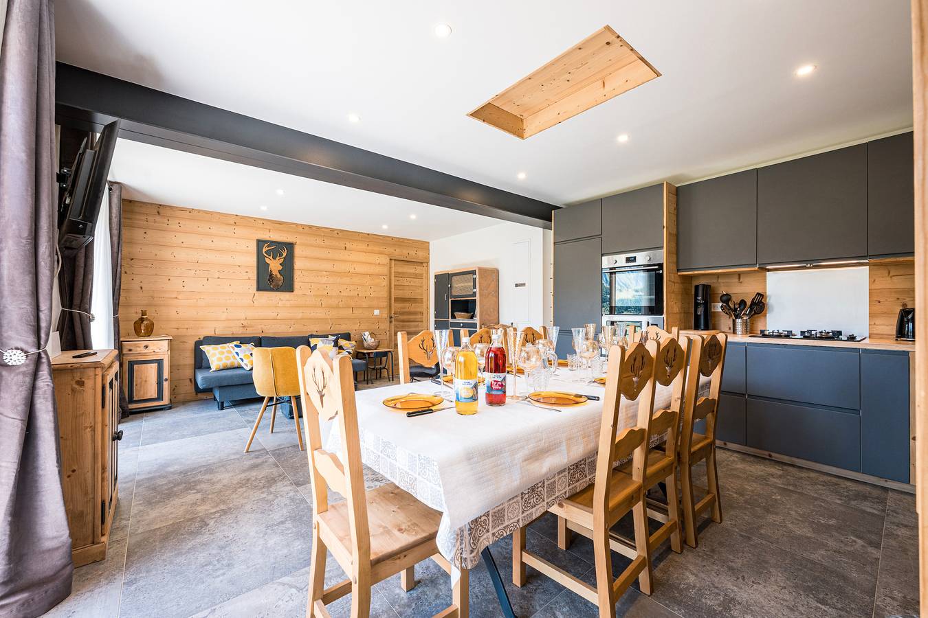 Entire apartment, Apartment 'Grand Cerf - Albiez Montrond' with Mountain View, Private Terrace and Wi-Fi in Col du Mollard, Albiez-Montrond