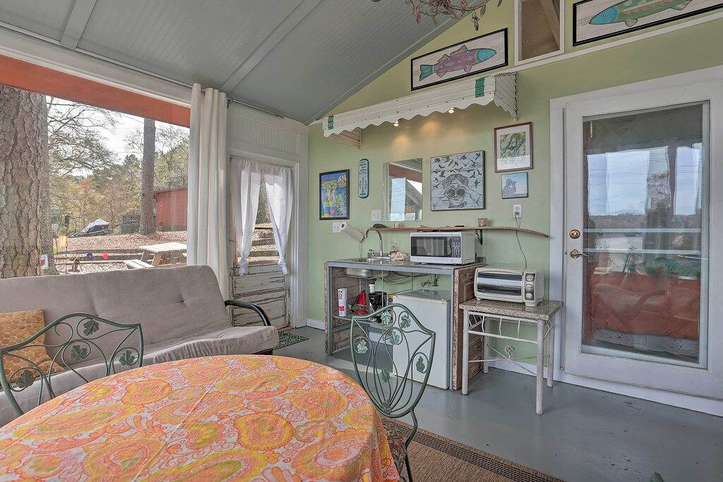 Neu! Lakeside Pleasure Island Cabin mit Terrasse und Grill in Union Parish