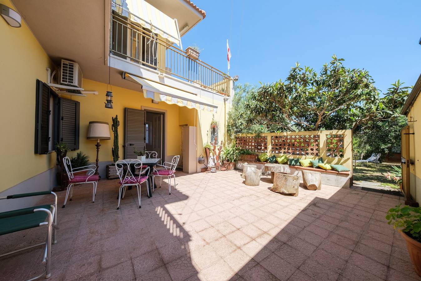 Appartamento intero, Appartamento 'Vanedda di Mari - Casa Nespolo' con terrazza condivisa, Wi-Fi e aria condizionata in Messina, Provincia di Messina