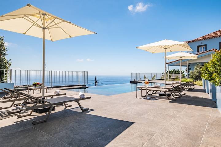 Ferienwohnung für 4 Personen, mit Meerblick und Garten sowie Pool