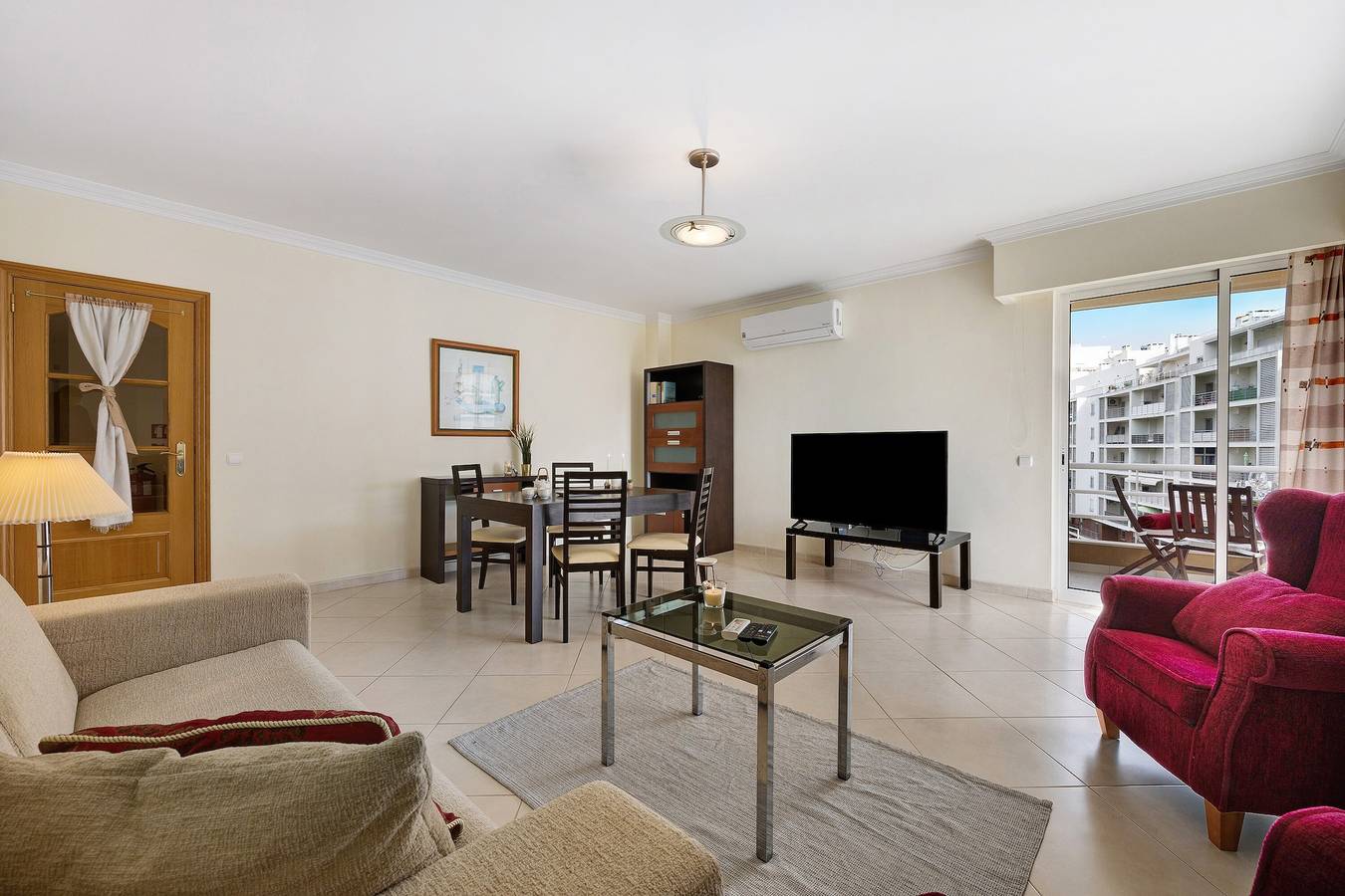 Entire apartment, Apartment 'Casa Danúbio' with Shared Pool, Wi-Fi and Air Conditioning in Praia da Rocha, Portimão