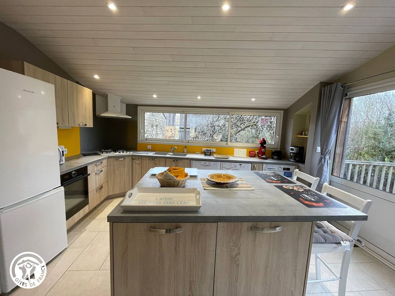 Gîte charmant au bord de l'eau avec canoës, terrasse et jardin à Damvix, au cœur du Marais Poitevin. in Damvix, Fontenay-le-Comte