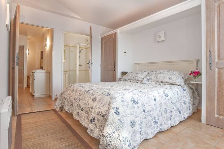 4 Betten für 8 Strandvilla mit Gemeinschaftspool und privatem Garten. in Les Issambres, Roquebrune-sur-Argens