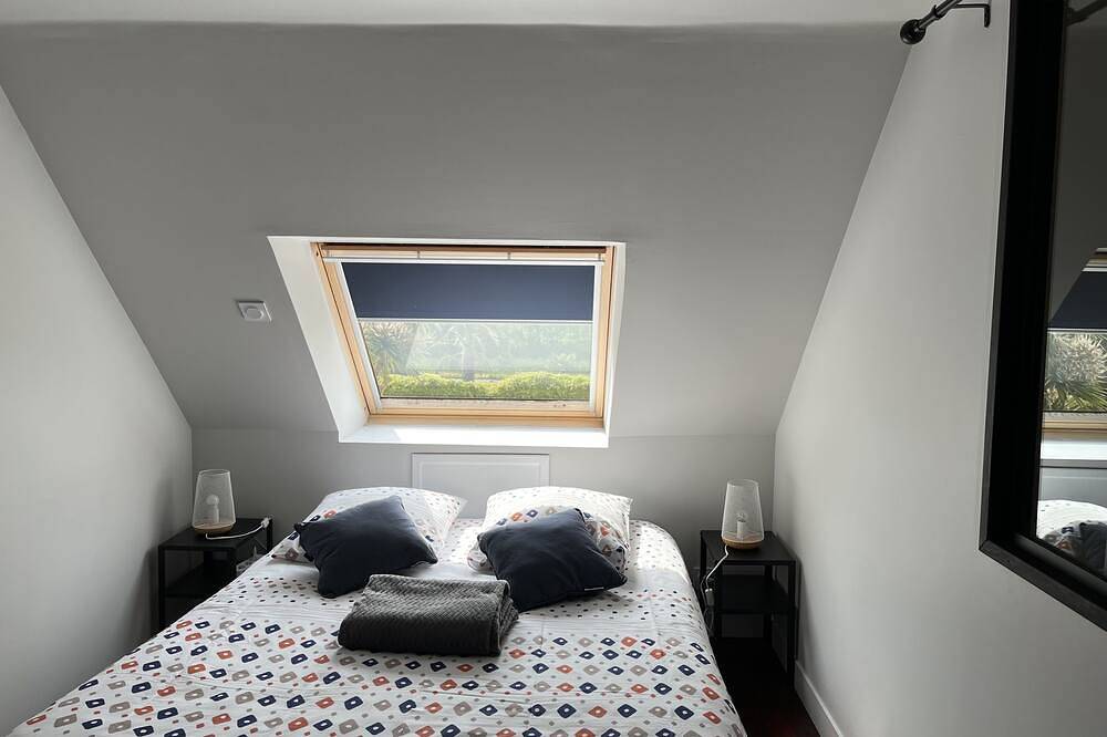 \"Family-Friendly House with Heated Pool & Private Garden – Close to the Beach\" in Plouescat, Côte des Légendes