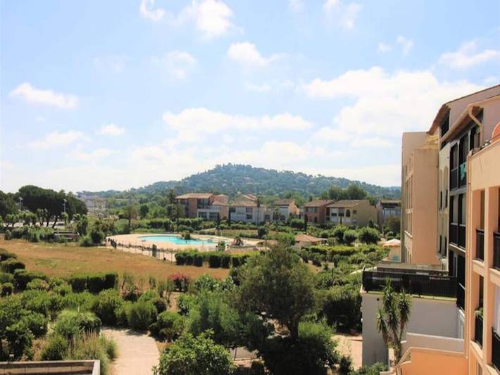Gîte pour 3 personnes, avec terrasse et piscine, adapté aux familles dans Port Cogolin - 4