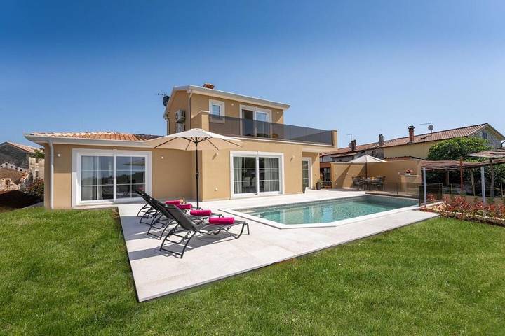 Ferienhaus für 4 Personen, mit Terrasse und Pool