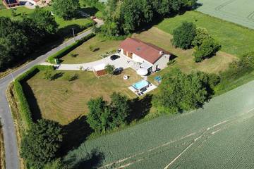 Gîte pour 10 personnes, avec jardin ainsi que jacuzzi et terrasse dans Ménetreuil