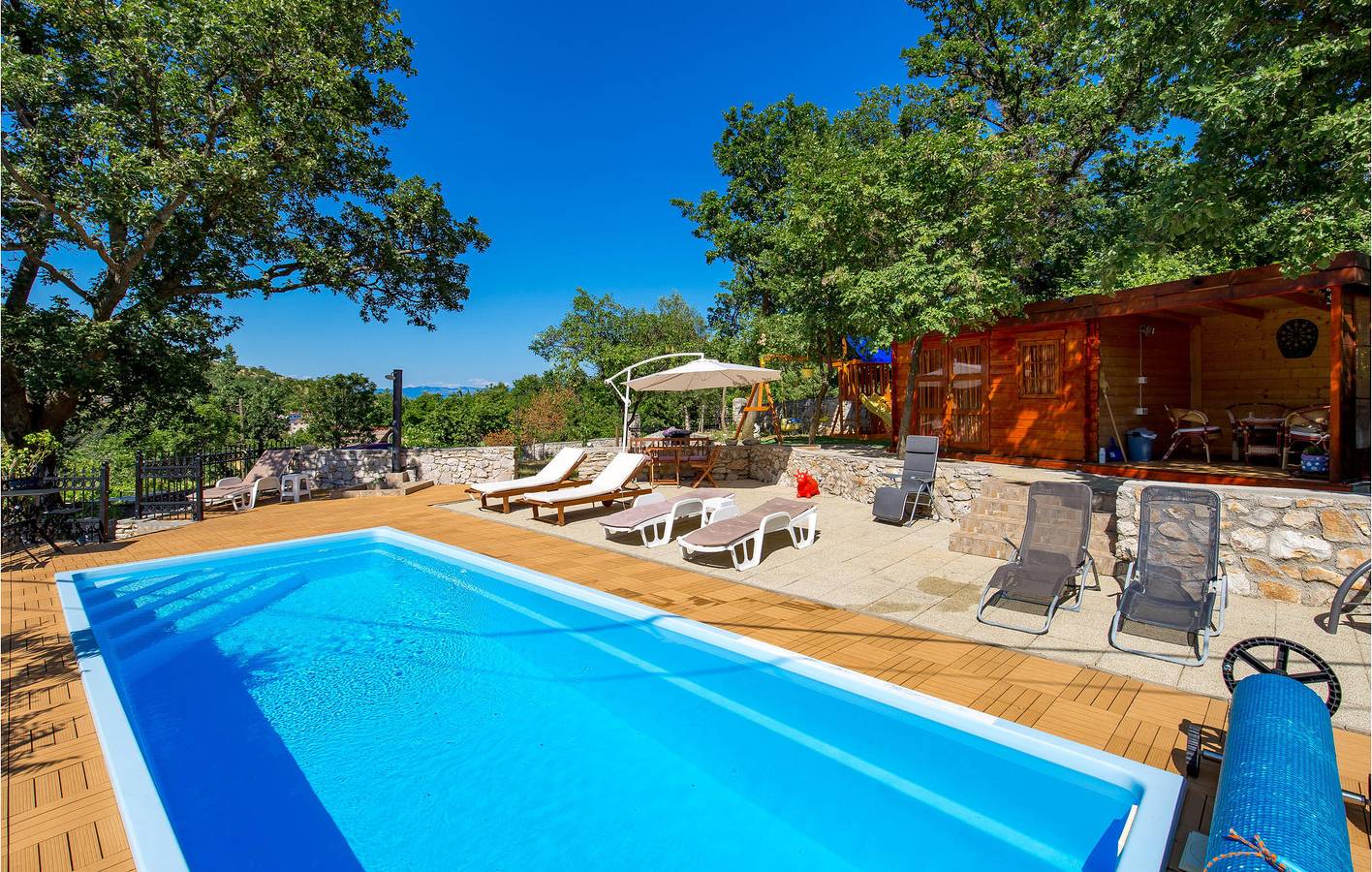 Reizende 175 m² große Ferienwohnung mit Pool in der Nähe des Strandes von Brsec – WLAN & Parkplatz in Moscenicka Draga, Primorje-Gorski Kotar