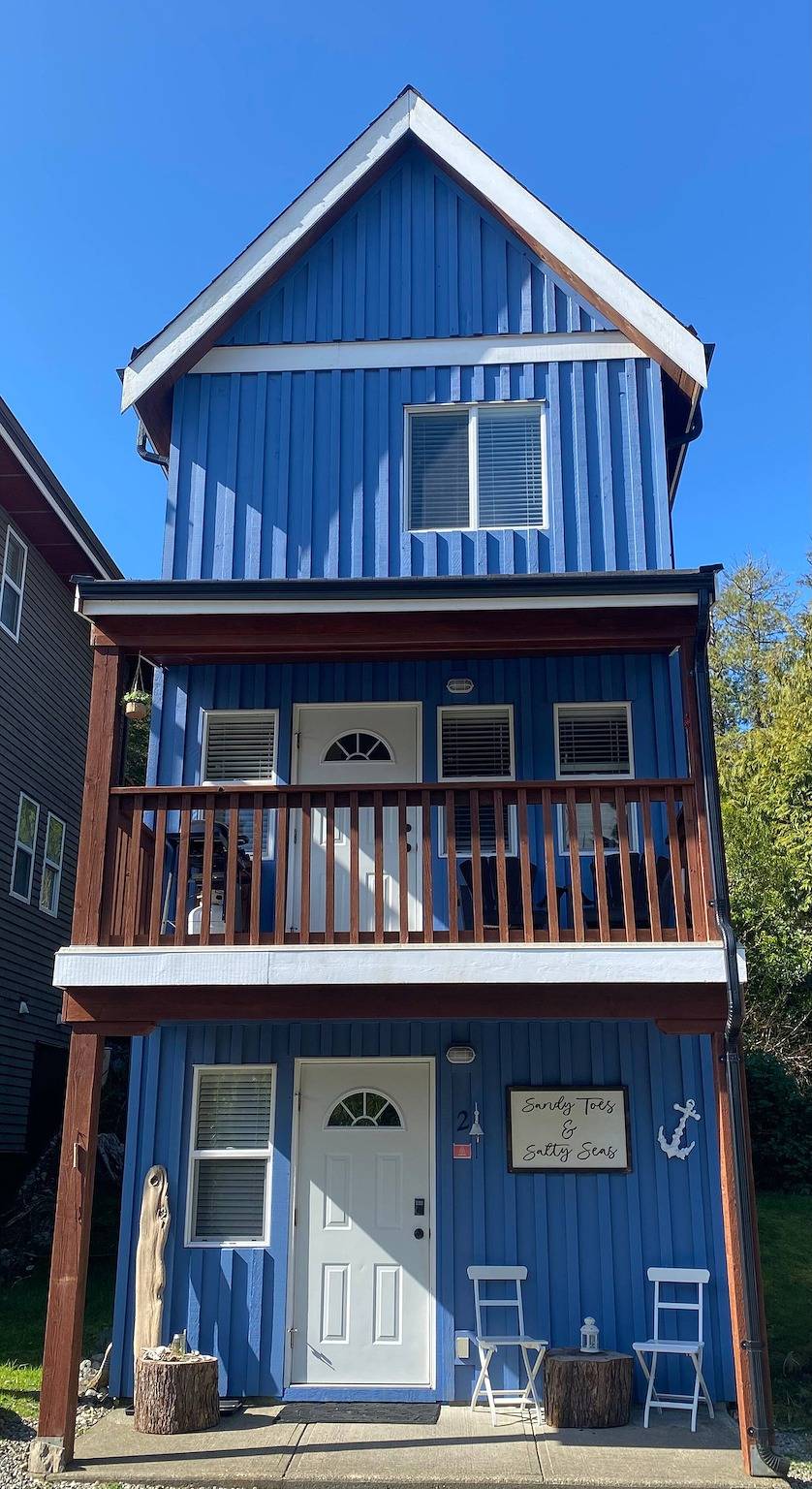 Sandzehen und salziges Meer in Ucluelet, Alberni-Clayoquot Regional District