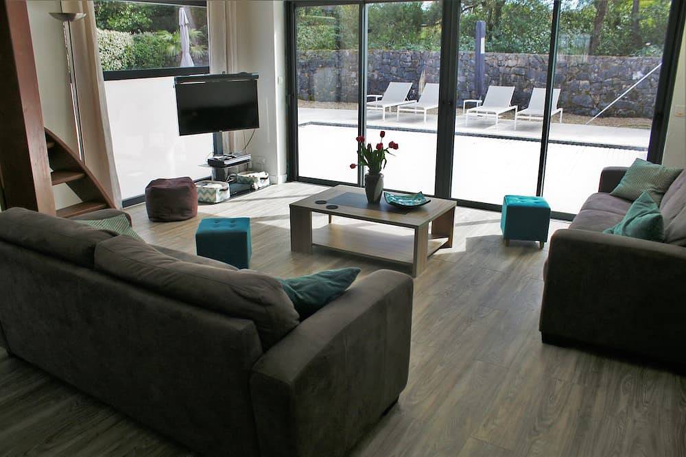 Family Villa, heated private pool, air con, wifi, Valbonne 10 min walk in Valbonne, Cannes region