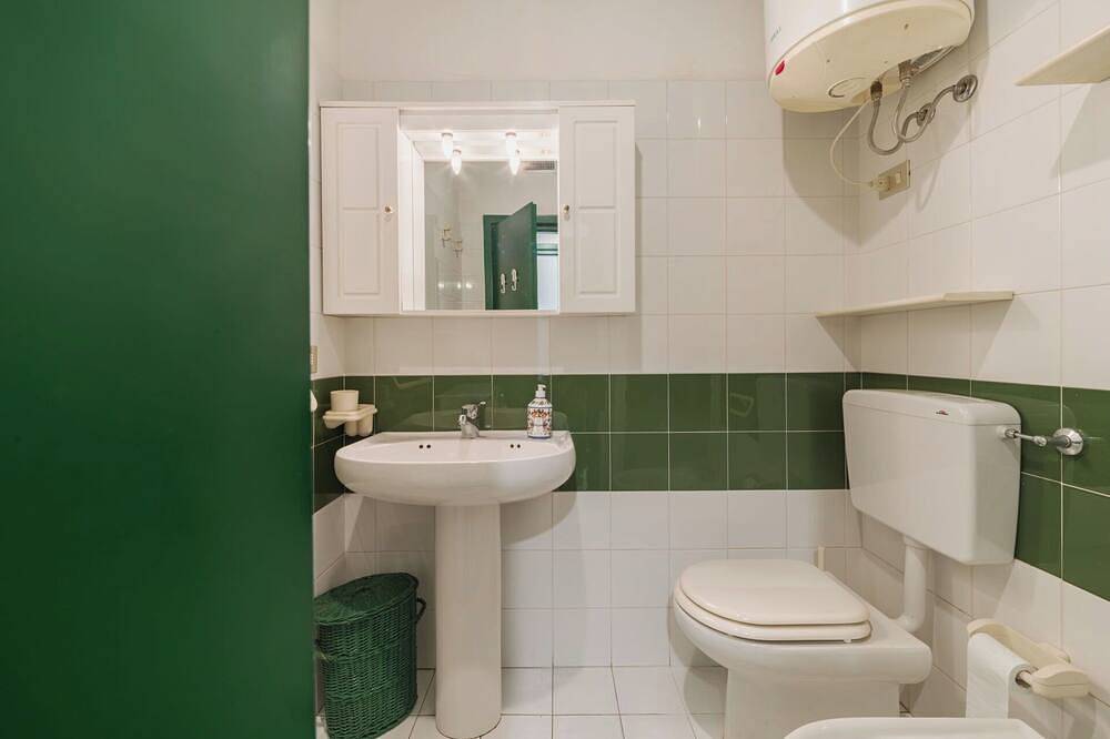 Appartamento intero, Incantevole appartamento per 4 ospiti con Wifi, A/C, piscina, Tv e balcone in Cinquale, Montignoso