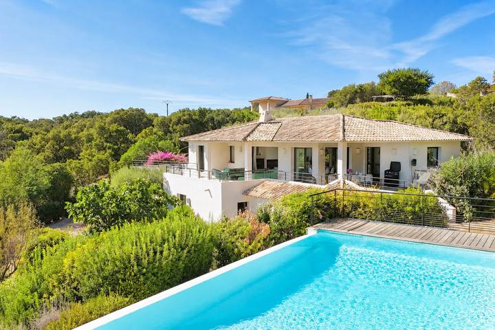 Villa pour 14 personnes, avec Terrasse et Piscine en Corse-du-Sud