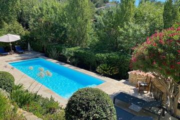 Gîte pour 2 personnes, avec jardin et terrasse à Pégomas